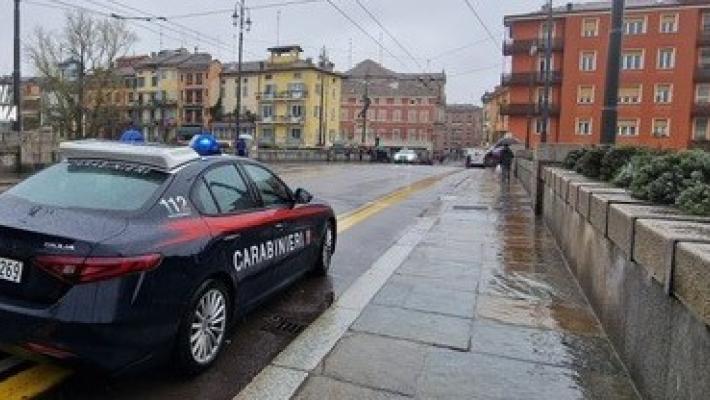 Tenta di lanciarsi nel greto del torrente Parma. Salvato da due carabinieri.