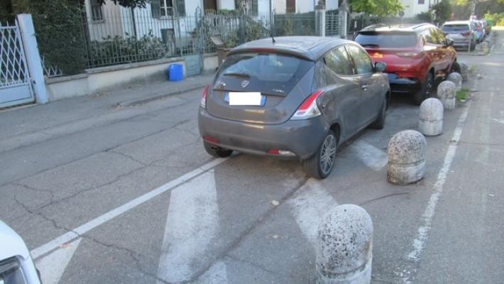 «Messaggistica» in via Racagni: «ho pagato con l’app» e «non mi fai uscire dal cancello»