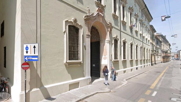 Difende una ragazza, spedizione punitiva: 14enne pestato dal branco davanti a scuola 