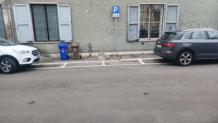 Via Pasubio tra parcheggi e rudo tutto in pochi metri 