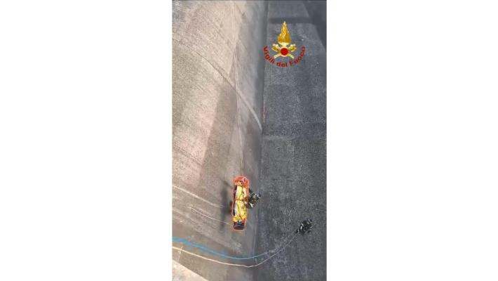 Scivola nella cassa di espansione del torrente Parma e precipita per 5 metri: ferito un 19enne 