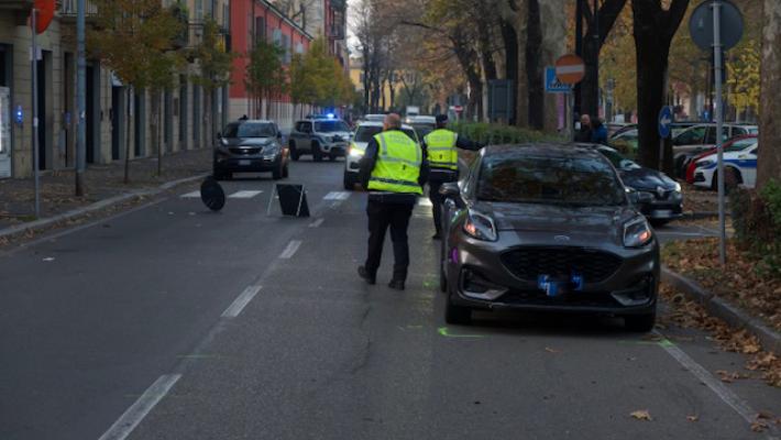 Scontro fra un'auto e un monopattino in viale dei Mille: ferito un giovane