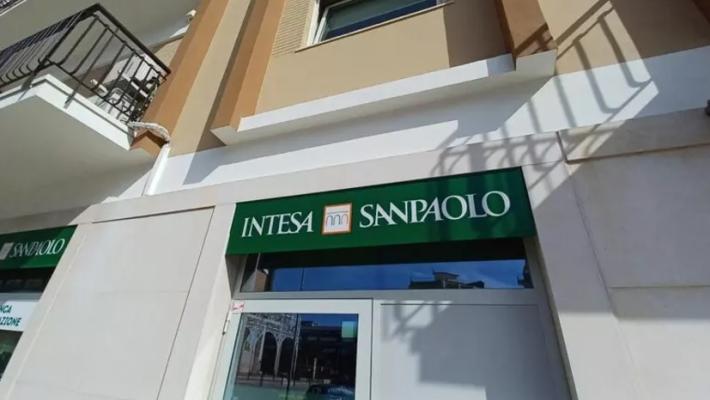 Intesa Sanpaolo: problemi tecnici per l'app, banca sta risolvendo