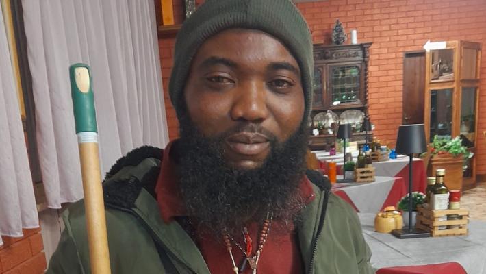 Borgotaro, il passaparola social per "raccomandare" il volenteroso senzatetto che dorme in stazione