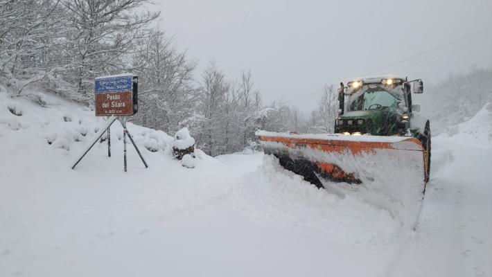 Operativi 50 mezzi, sgombero neve oltre i 300 metri. In pianura distribuito sale nei punti critici e sui ponti