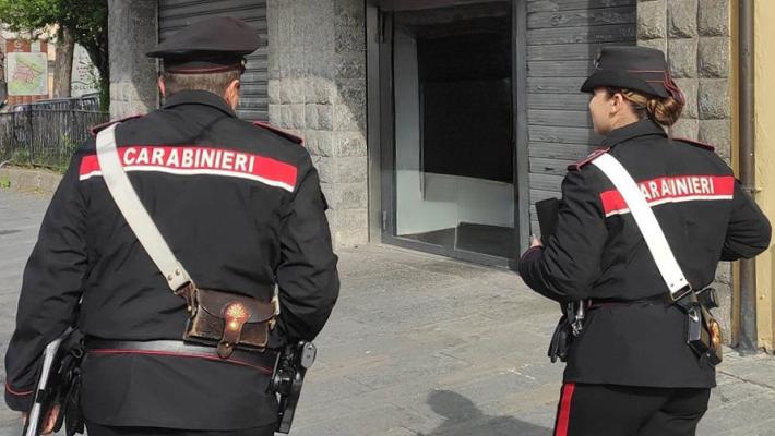 Dipendenti infedeli arrestati dai carabinieri per furto aggravato in azienda logistica