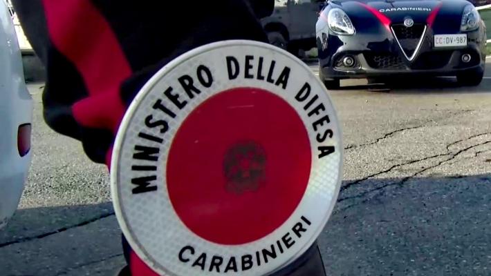 All'alt dei carabinieri fugge in autostrada e fa un incidente: arrestato 26enne