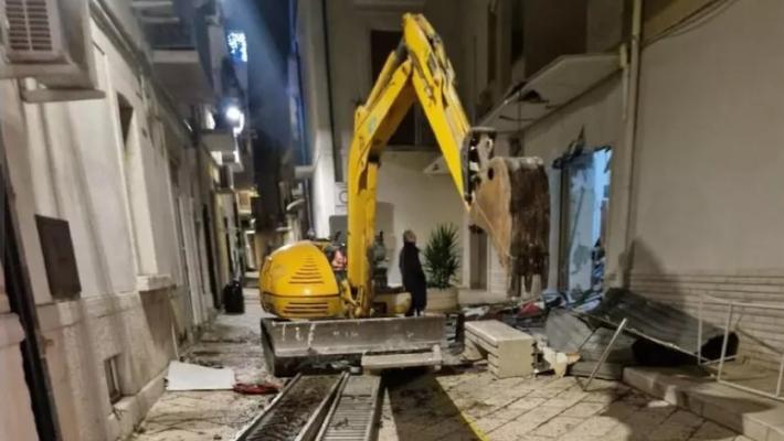 Assaltano gioielleria con escavatore e bloccano caserma Cc