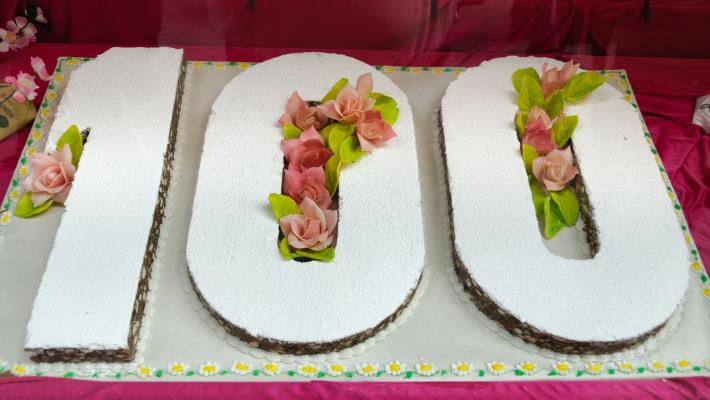 Festeggia i 100 anni nella fabbrica in cui ha lavorato