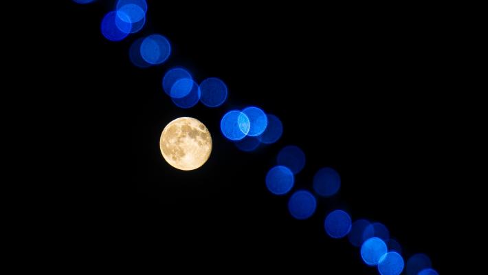 Lo spettacolo della luna piena della lunga notte