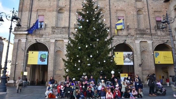 Bambine e bambini del nido Acquerello in Piazza per l&rsquo;albero di Natale