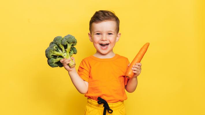 Sempre più tempo davanti alla tv e allo smartphone.  E oltre  il 25% è obeso I bambini? Mangiano  più sano ma si muovono ancora poco