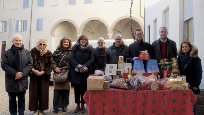 Donati i pacchi alimentari ricevuti da sindaco e assessori alla mensa di Padre Lino.