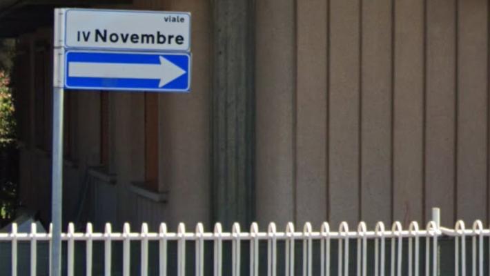 Auto "impazzita" fa filotto di auto in via IV novembre: ferita una donna