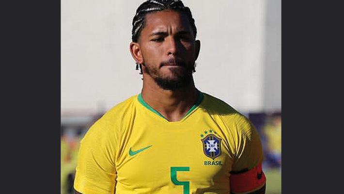 Il Natale di Douglas Luiz, manda 700 ceste di cibo nella favela