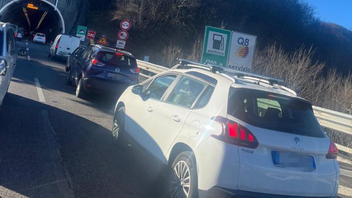 Autocisa, 3 chilometri di coda verso La Spezia. Coda in A1 a Reggio Emilia per... concerto 