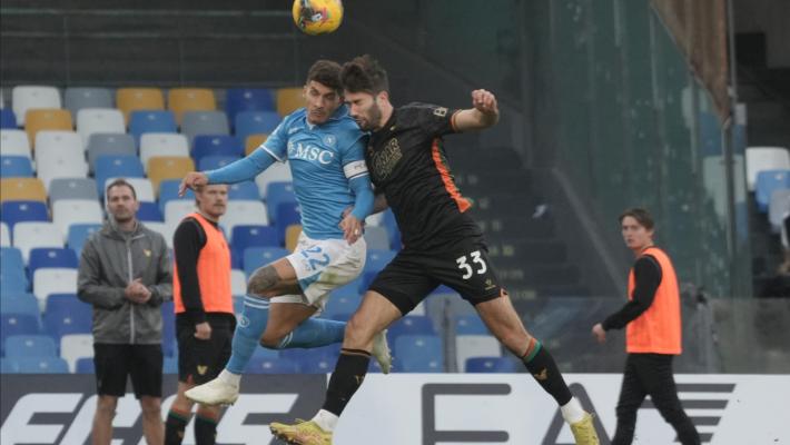 Pali ed errori, al Napoli basta un gol per tornare primo. Venezia ko. L'Udinese scappa, il Toro la riprende - Risultati e classifica