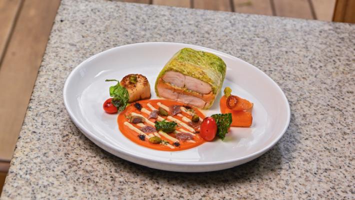 Orata Ripiena con Mousse di Capesante, Salsa alla Pizzaiola e Scarola