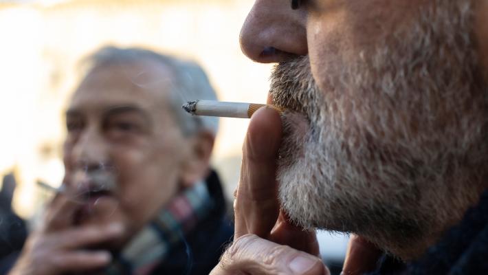 Milano vieta il fumo all'aperto ma a Parma c'è scetticismo