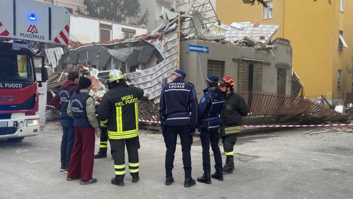 Crolla una palazzina in via Brennero: soccorritori al lavoro, ricerche fra le macerie 