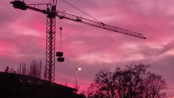 Il tramonto rosso in via Morandi a Parma 
