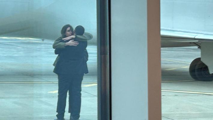 Cecilia Sala è libera: l'aereo è atterrato a Ciampino. L'abbraccio sulla pista con il compagno- "Ciao, sono tornata" (Ascolta l'audio)