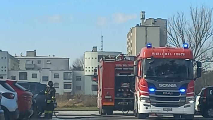 Via XXIV Maggio, intervento dei vigili del fuoco per un'auto in fiamme 