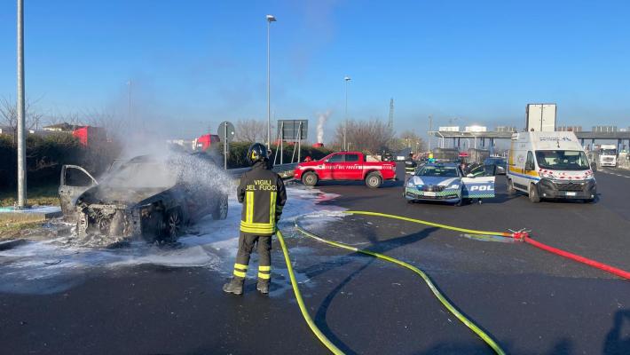 Scontro auto-bici fra via Passo Buole e viale delle Rimembranze. Fumo da un'auto all'ingresso dell'A1: vigili del fuoco al lavoro 