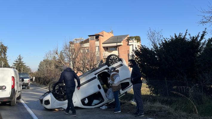 Auto ribaltata in via Argini 