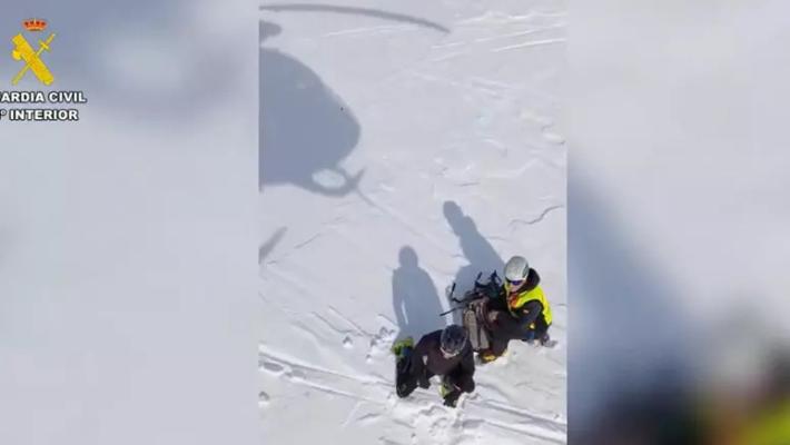 Spagna, cavo della seggiovia si spezza e gli sciatori precipitano per 15 metri: 17 sono  gravissimi, «80 rimasti sospesi nel vuoto» 