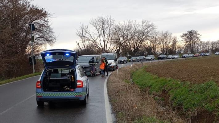 Tamponamento in via Medesano: traffico bloccato, lunghe code in entrambe le direzioni