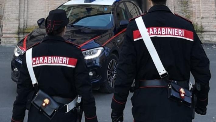Litiga con una donna in discarica e la minaccia con una pistola: denunciato 63enne 