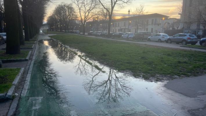 Viale San Michele, la pista ciclabile è...navigabile