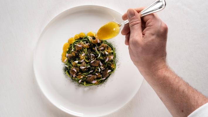 Spaghetti tiepidi, erbe amare  e trota 