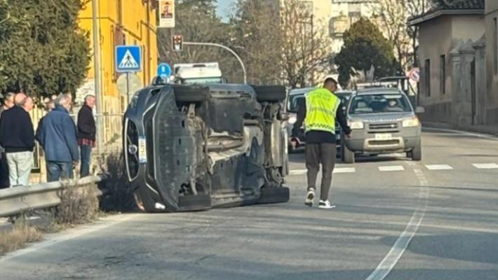 Auto si ribalta in pieno centro a Riccò. Arrivano i soccorsi, del conducente nessuna traccia