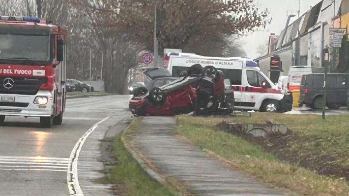 Auto si ribalta nell'area ex Salamini, tutti miracolosamente illesi