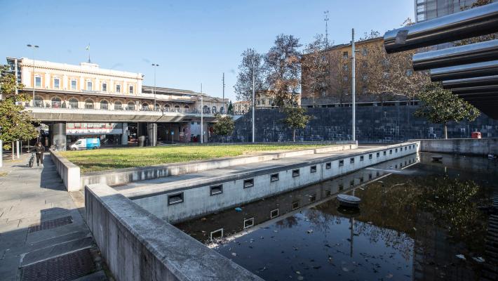 «Il bus notturno per Parma non passa. Bloccato per 5 ore nel piazzale della stazione di Reggio»