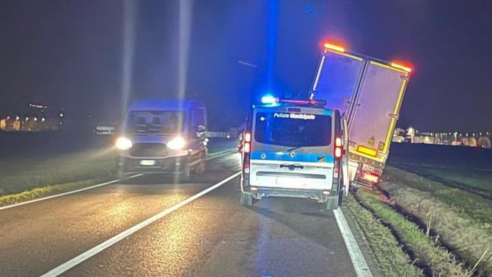 Tir fuori strada  pilastro panocchia