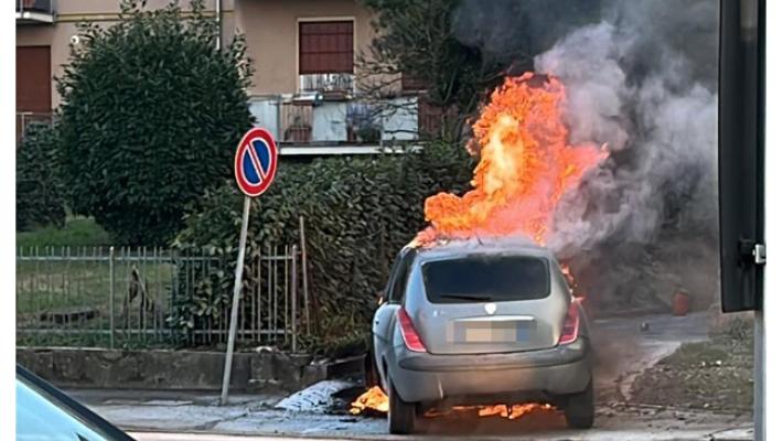 Auto in fiamme: tre squadre di vigili del fuoco a Riccò 