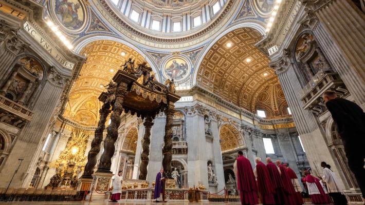  Entra a San Pietro e danneggia sei candelabri, bloccato