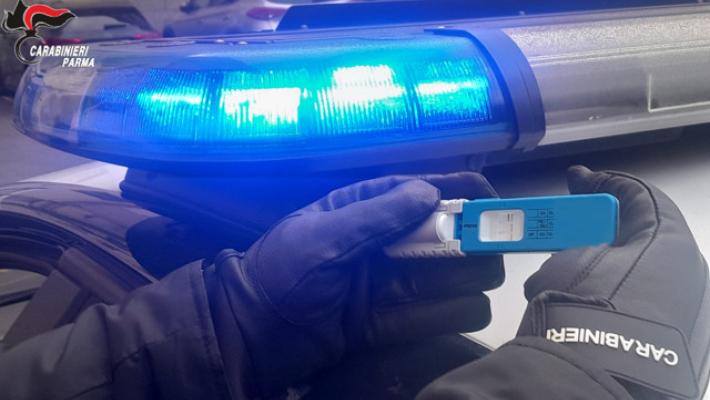 Parma: si mette alla guida sotto l’influenza di stupefacenti e in stato di ebrezza alcolica. Nell’auto hashish e uno spray al peperoncino. Denunciato 29enne risultato positivo al “drug test” salivare