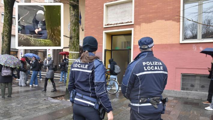 Caccia allo squallido «esibizionista» la polizia locale davanti alla scuola