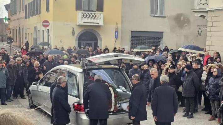 Funerali di Lorenzo Rovagnati, chiesa gremita. La madre legge l'Inno all'Amore di San Paolo