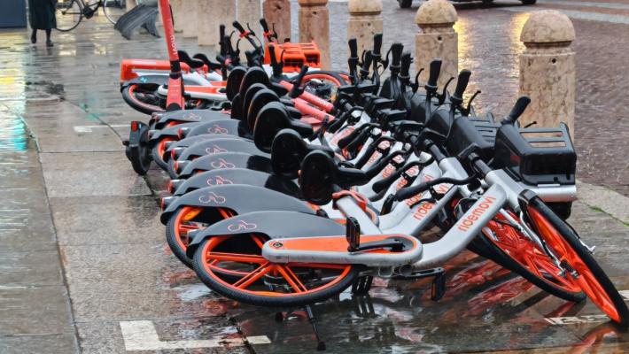 "Filotto di bici elettriche in piazza Garibaldi": la foto di Massimo Mari 