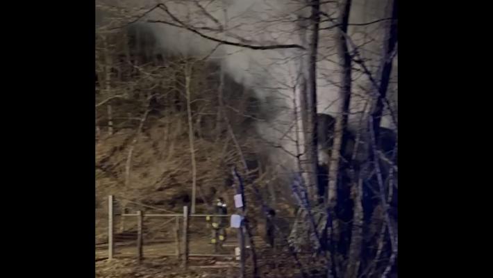 Bruciano 50 rotoballe fra Bedonia e Piane di Carniglia: tre squadre di vigili del fuoco al lavoro 