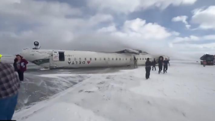 Paura all'aeroporto di Toronto: aereo Delta capovolto durante l'atterraggio 