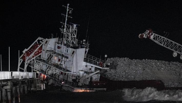 Nave contro il pontile a Marina di Massa, iniziato lo svuotamento delle latte di plastica e alluminio in sala macchine