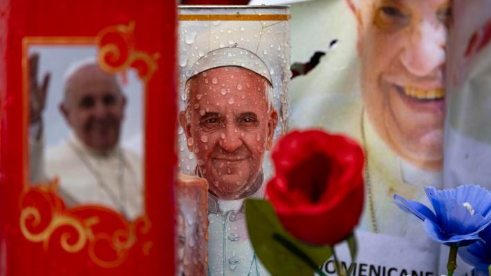 Papa, il bollettino: le condizioni sono «critiche ma stazionarie. In serata ha fatto una tac ai polmoni, la prognosi è riservata»