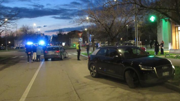 Auto sbatte contro un veicolo in sosta in via Picasso