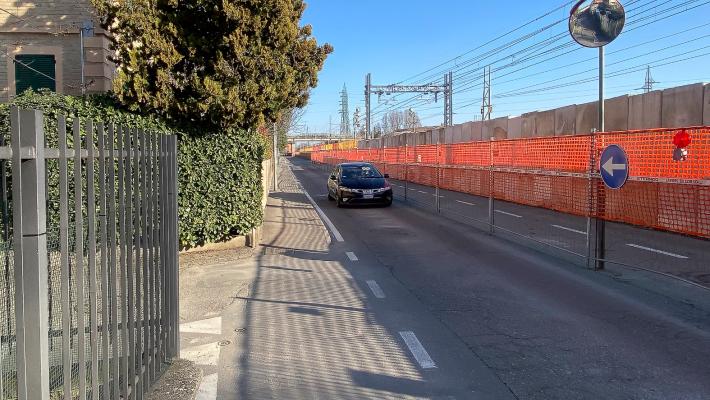 «Lavori in corso in  via Toscana: le auto procedono  contromano»